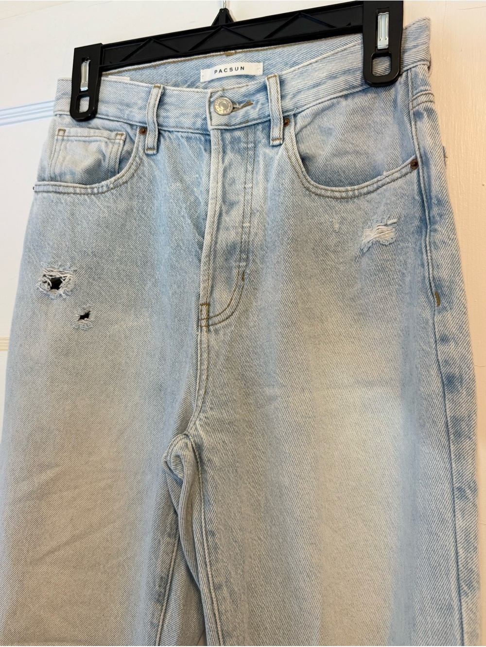 PacSun Women’s Light Wash Distressed Relaxed Jeans 26